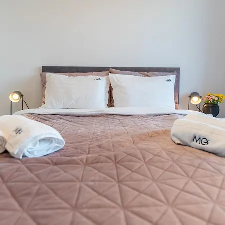 Apartamento Mohost Pink - Stylish Mountain-view Getaway *