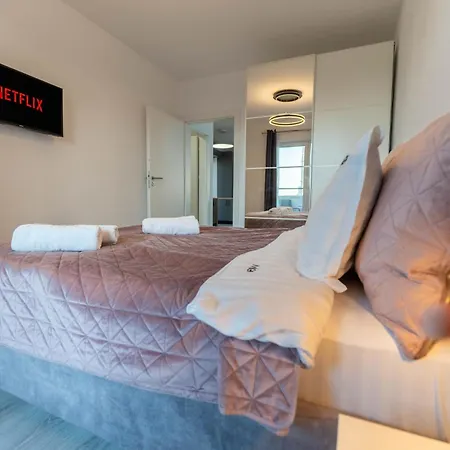 Mohost Pink - Luxurious Mountain View Retreat ブラショフ