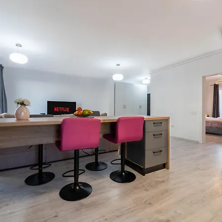 Apartamento Mohost Pink - Stylish Mountain-view Getaway *